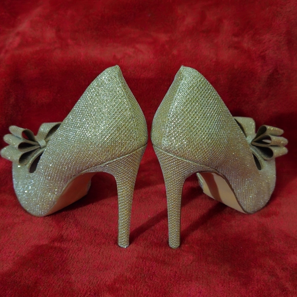 Betsey Johnson Prince D'Orsay Gold Glitter Bow Pumps - Size 7 - Picture 2 of 8